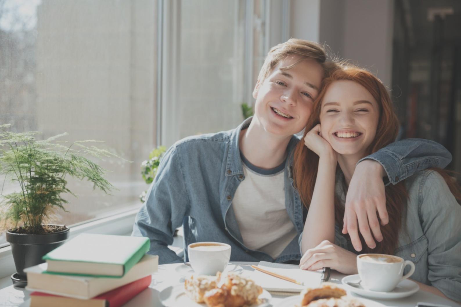 Familie beim gemeinsamen Gespräch am Tisch