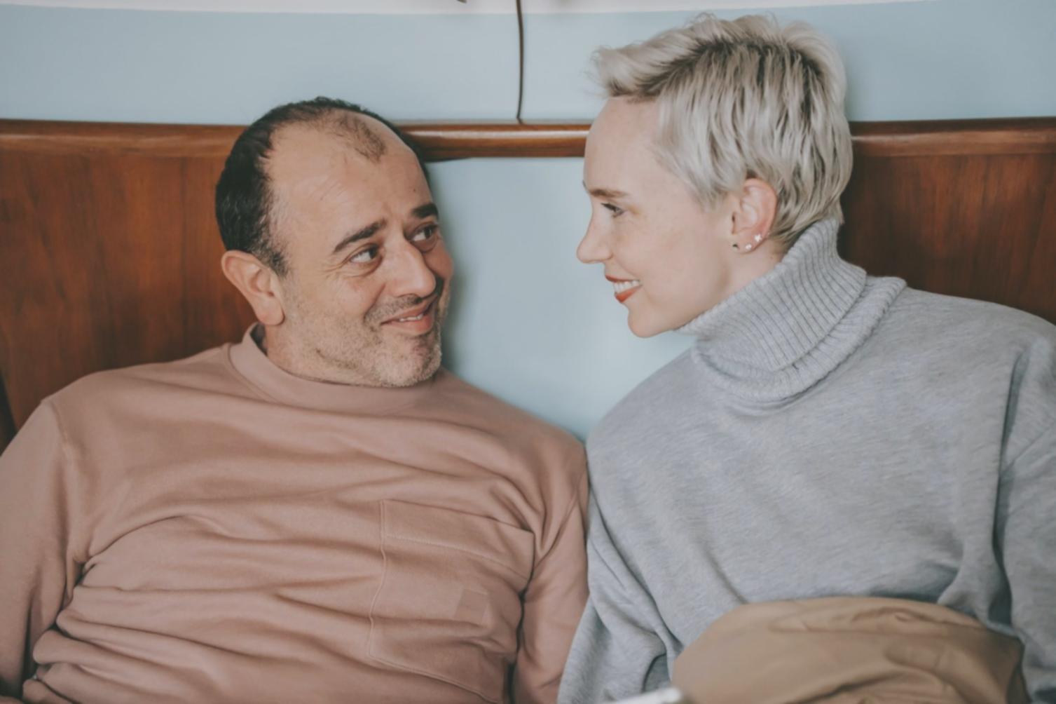 Workshop-Situation mit Familien beim gemeinsamen Arbeiten an Übungen